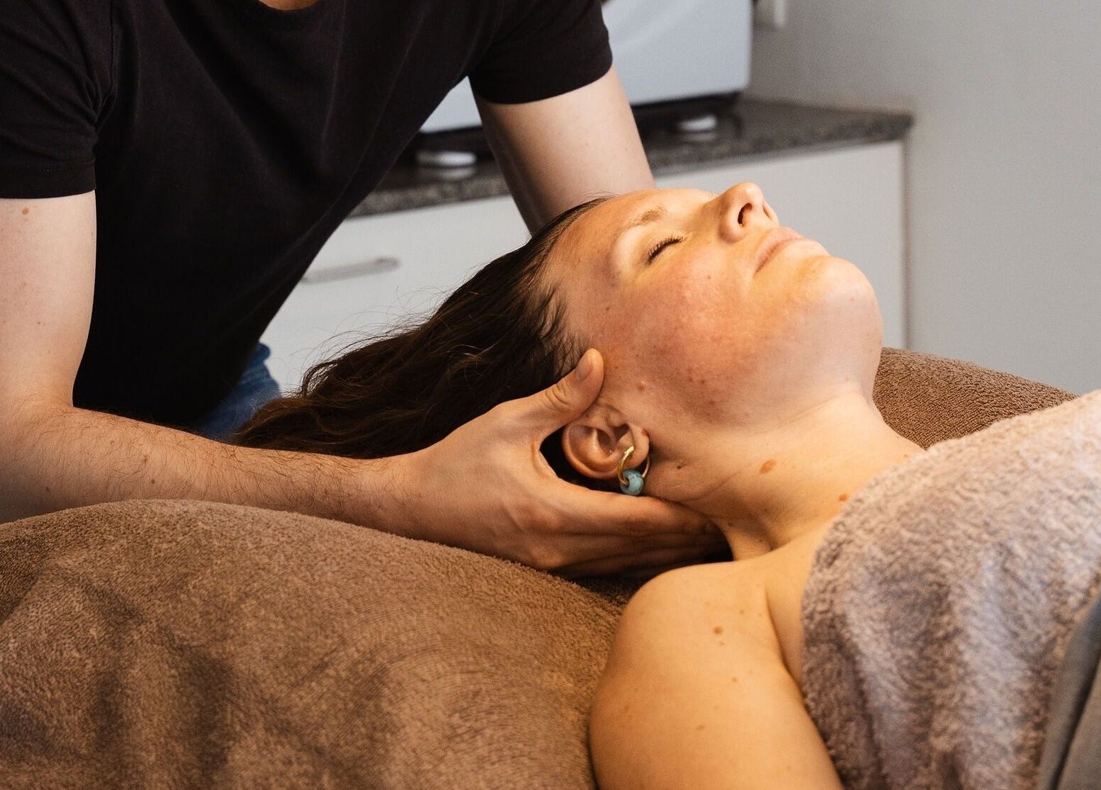 Ontspannende massage bij The Skin Corner in Hasselt, Vlaams Gewest, BE, gericht op welzijn en vernieuwing.