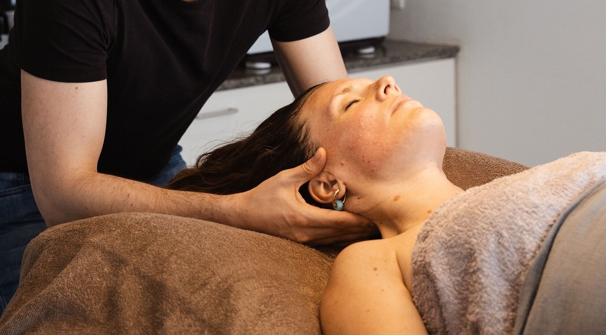 Ontspannende massage bij The Skin Corner in Hasselt, Vlaams Gewest, BE, gericht op welzijn en vernieuwing.