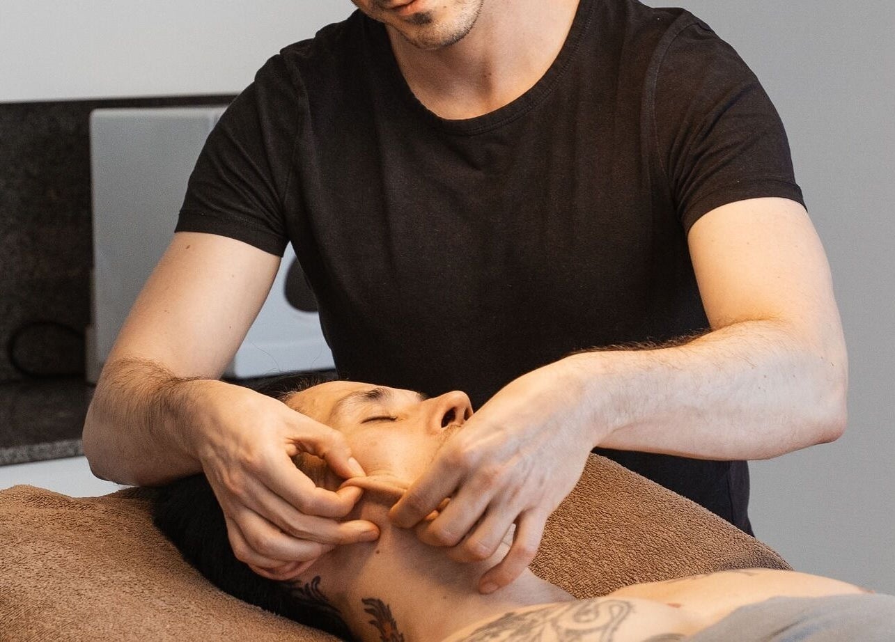 Gezichtsbehandeling bij The Skin Corner, Hasselt, Vlaams Gewest, BE. Ontspan en verjong met professionele zorg.