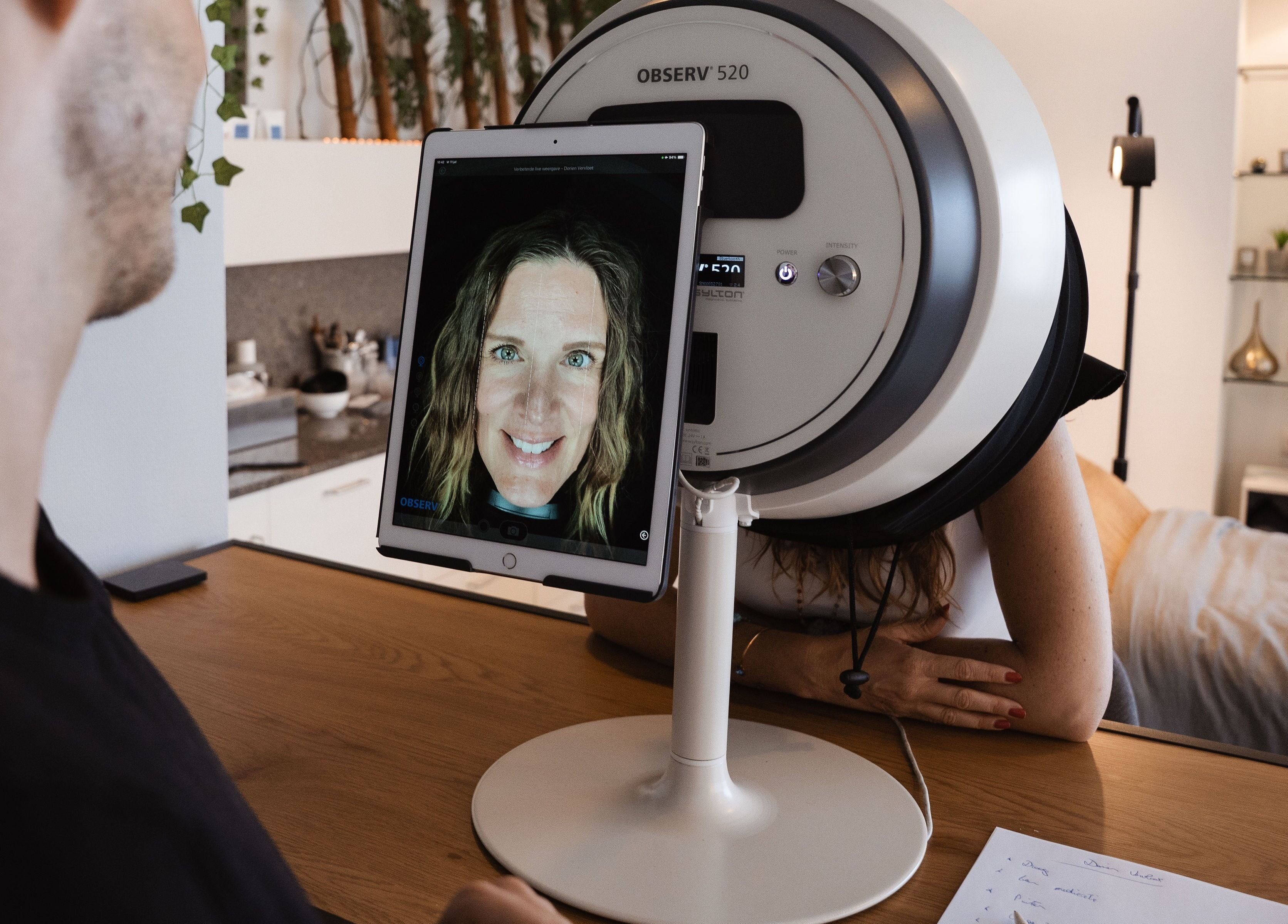 Gezichtsanalysemachine bij The Skin Corner in Hasselt, Vlaams Gewest, BE, voor huidverzorging.