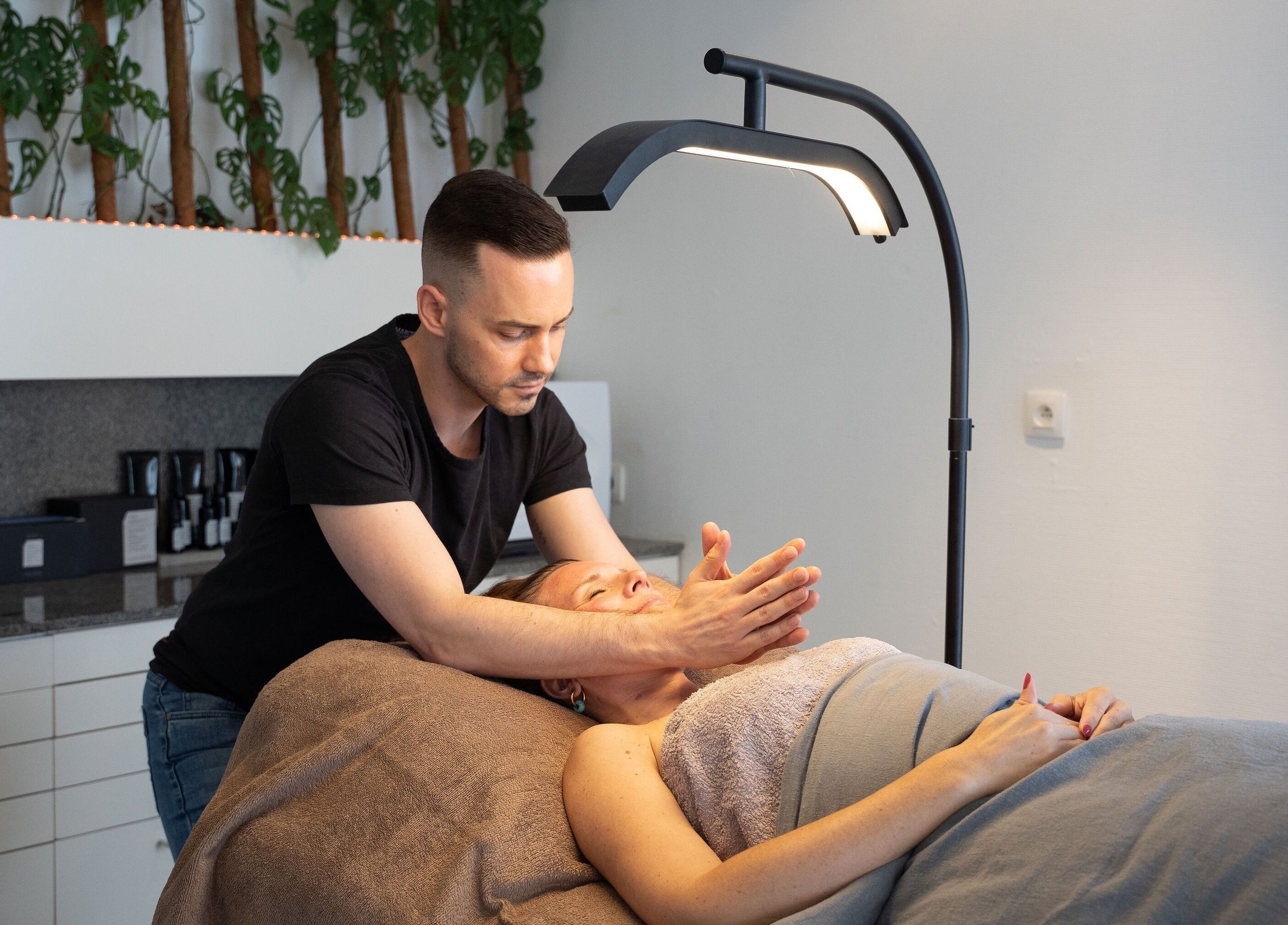 Specialist bij The Skin Corner in Hasselt, Vlaams Gewest, BE geeft een rustgevende gezichtsbehandeling.