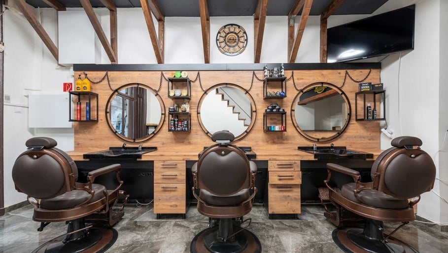 Kör alakú tükrök és kényelmes székek a Bosphorus Barber Shopban, Budapest, Magyar, HU.