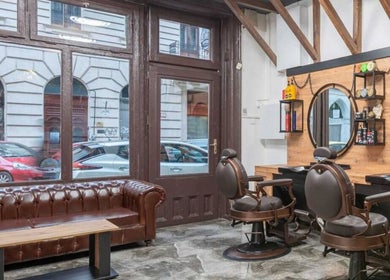 Elegáns, retró stílusú belső tér a Bosphorus Barber Shopban, Budapest, Magyar, HU.