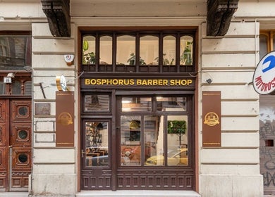 Bosphorus Barber Shop bejárata, Budapest, Magyar, HU. Elegáns, klasszikus homlokzat.