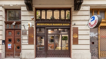 Bosphorus Barber Shop bejárata, Budapest, Magyar, HU. Elegáns, klasszikus homlokzat.