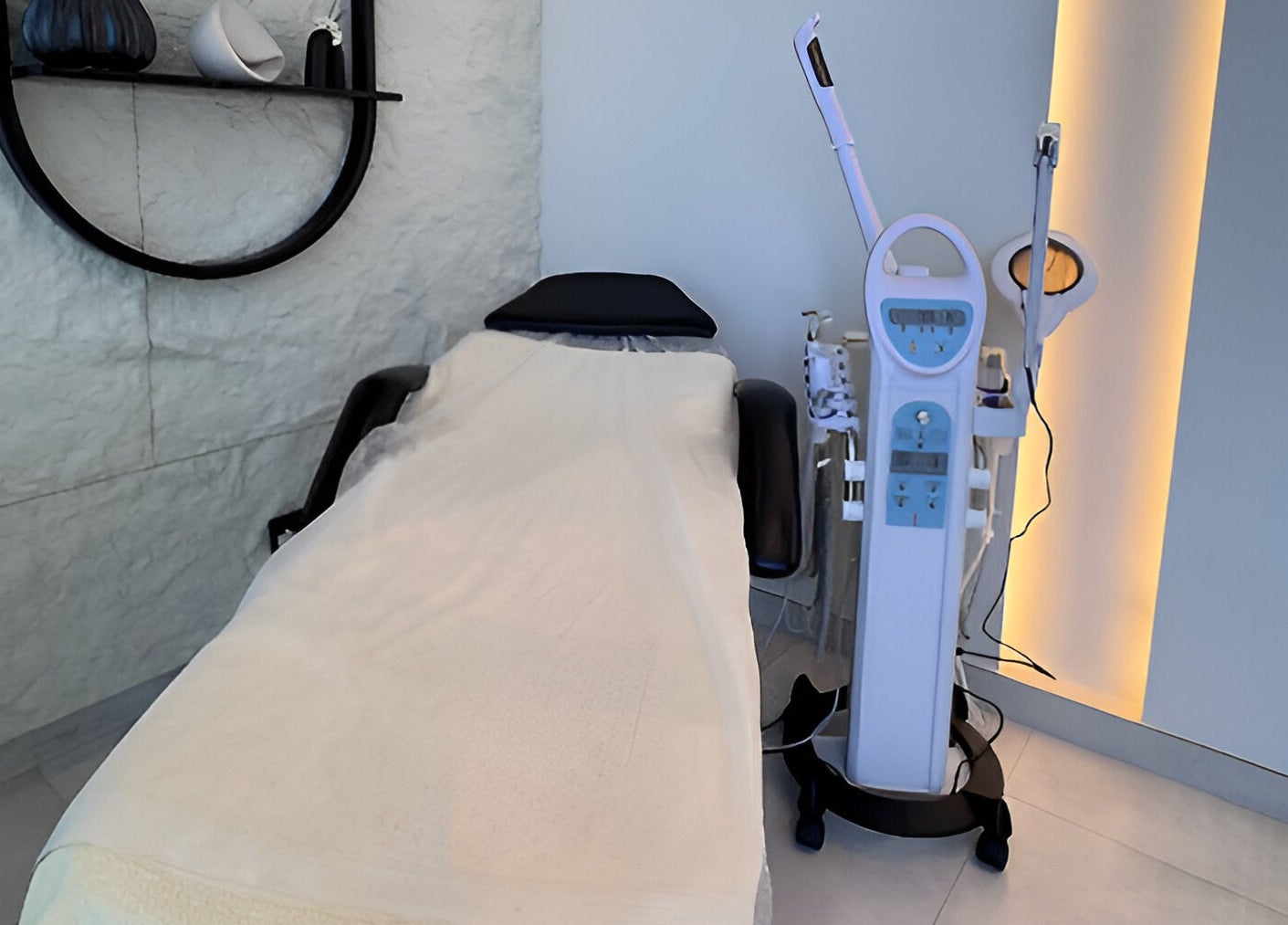 غرفة عناية في Vali Salon، الخبر، الشرقية، السعودية مع سرير تجميل وأدوات حديثة.