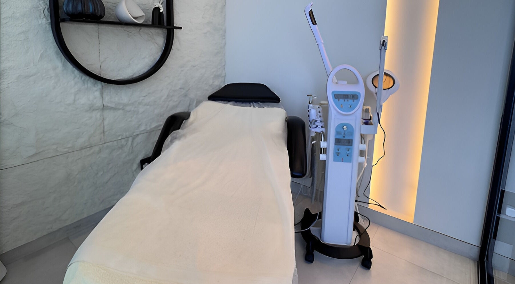 غرفة عناية في Vali Salon، الخبر، الشرقية، السعودية مع سرير تجميل وأدوات حديثة.