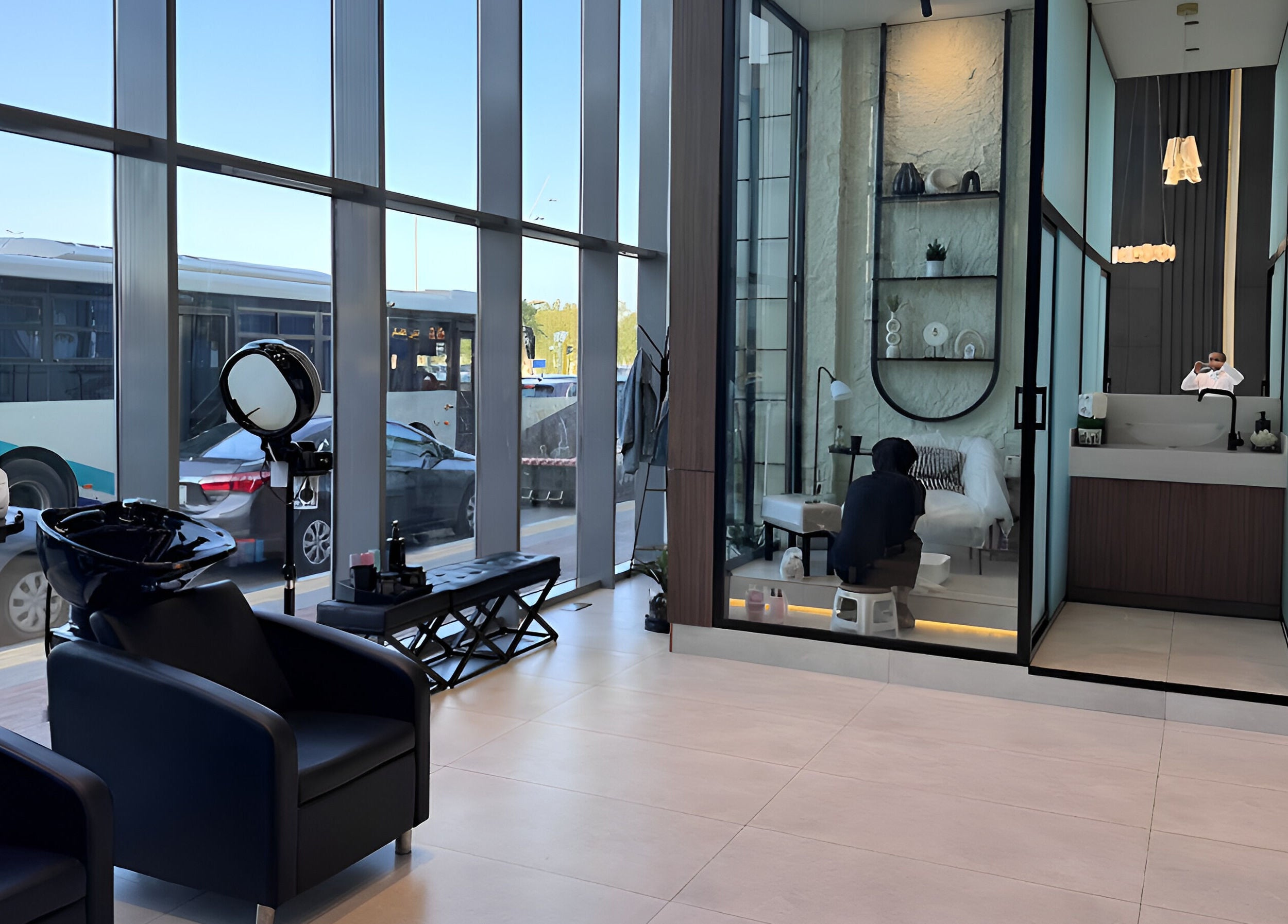 ديكور عصري في صالون فالي في الخبر، المنطقة الشرقية، السعودية مع مقاعد مريحة وديكورات أنيقة.