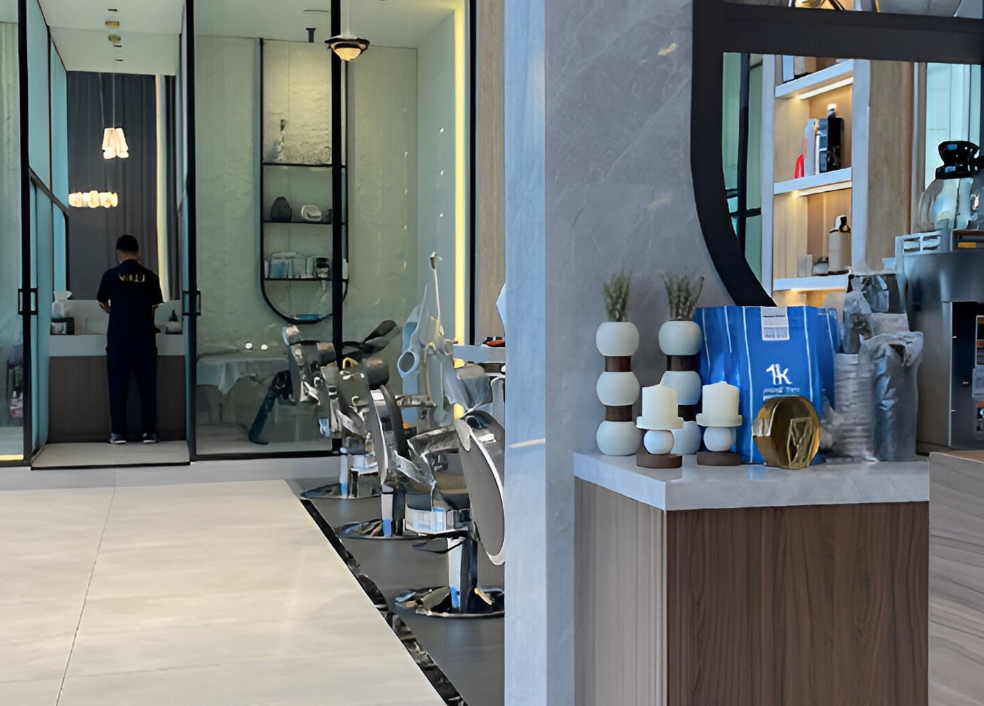 داخلي صالون فالي في الخبر، المنطقة الشرقية، SA يعرض كراسي التصفيف والتصميم العصري.