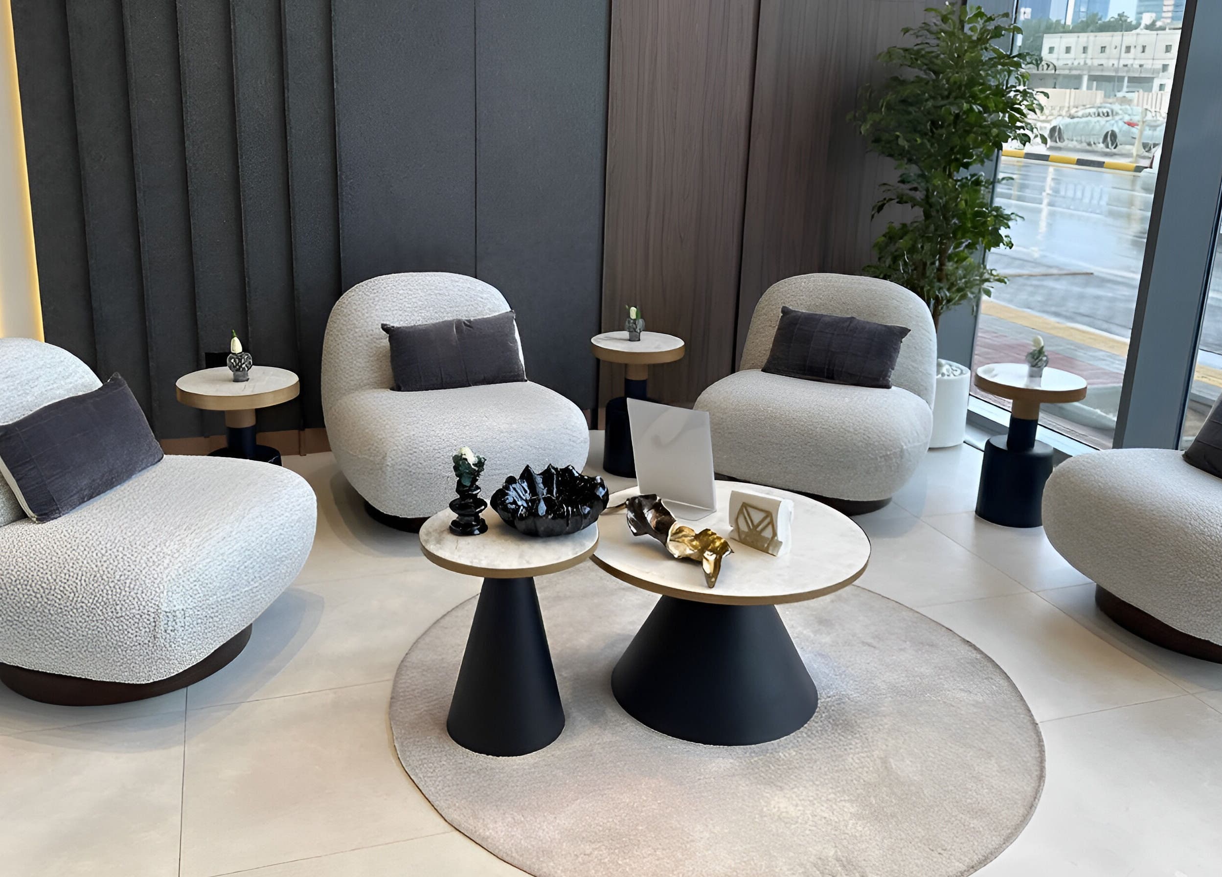 منطقة جلوس أنيقة في صالون فالي في الخبر، المبنية على تصميم عصري يبعث على الراحة.