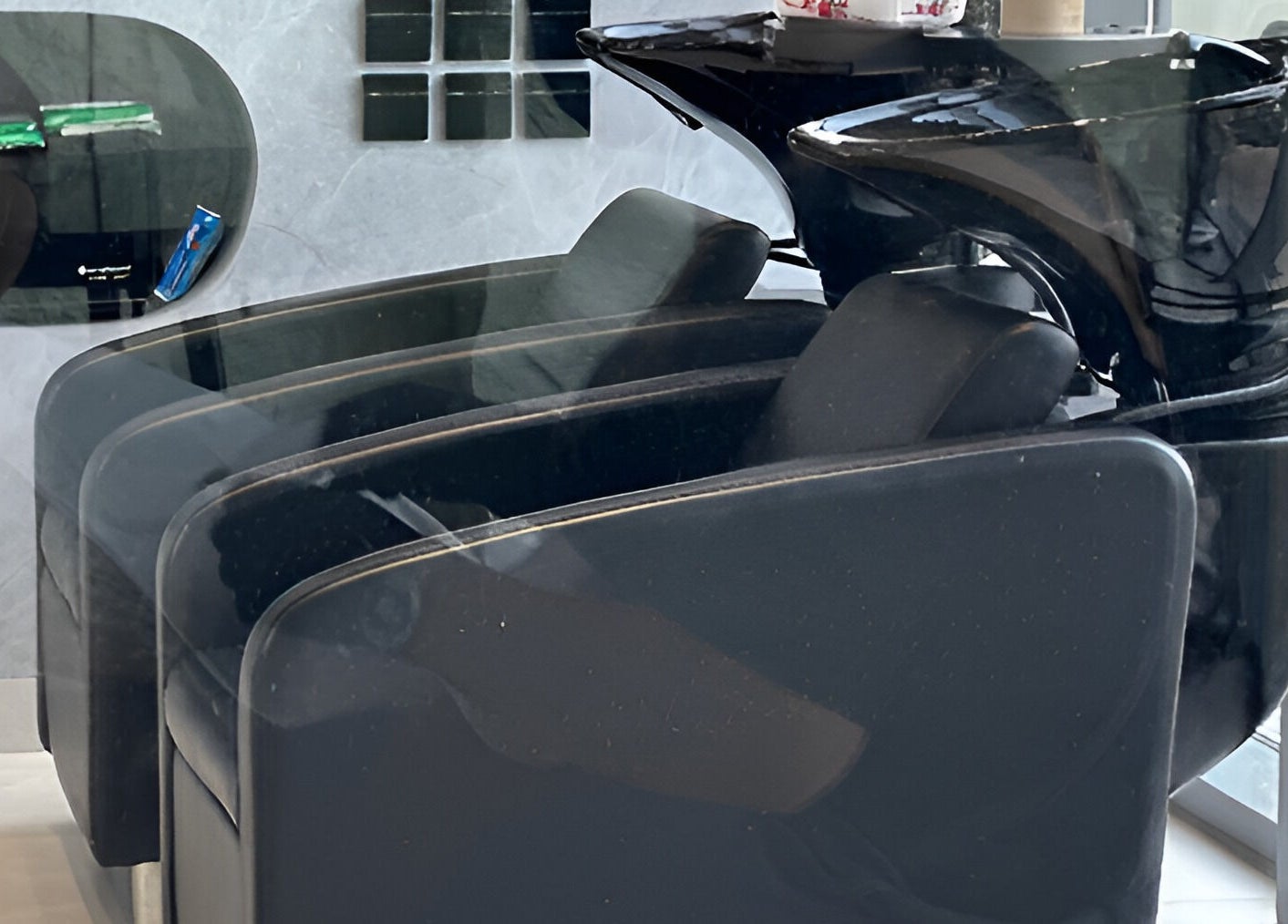 زوايا حوض غسل الشعر في صالون فالي، الخبر، الشرقية، السعودية تعكس فخامة العناية بالشعر.