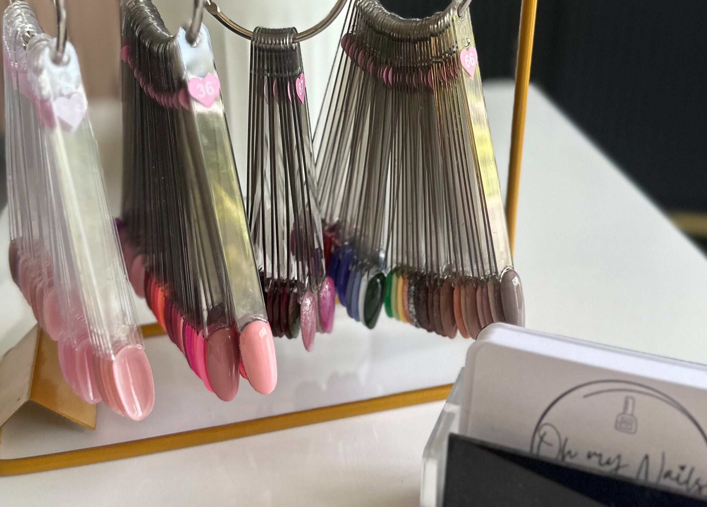 Kleurrijke nagelstalen bij Oh My Nails Studio, Maarssen, Utrecht, NL, voor perfecte manicures.