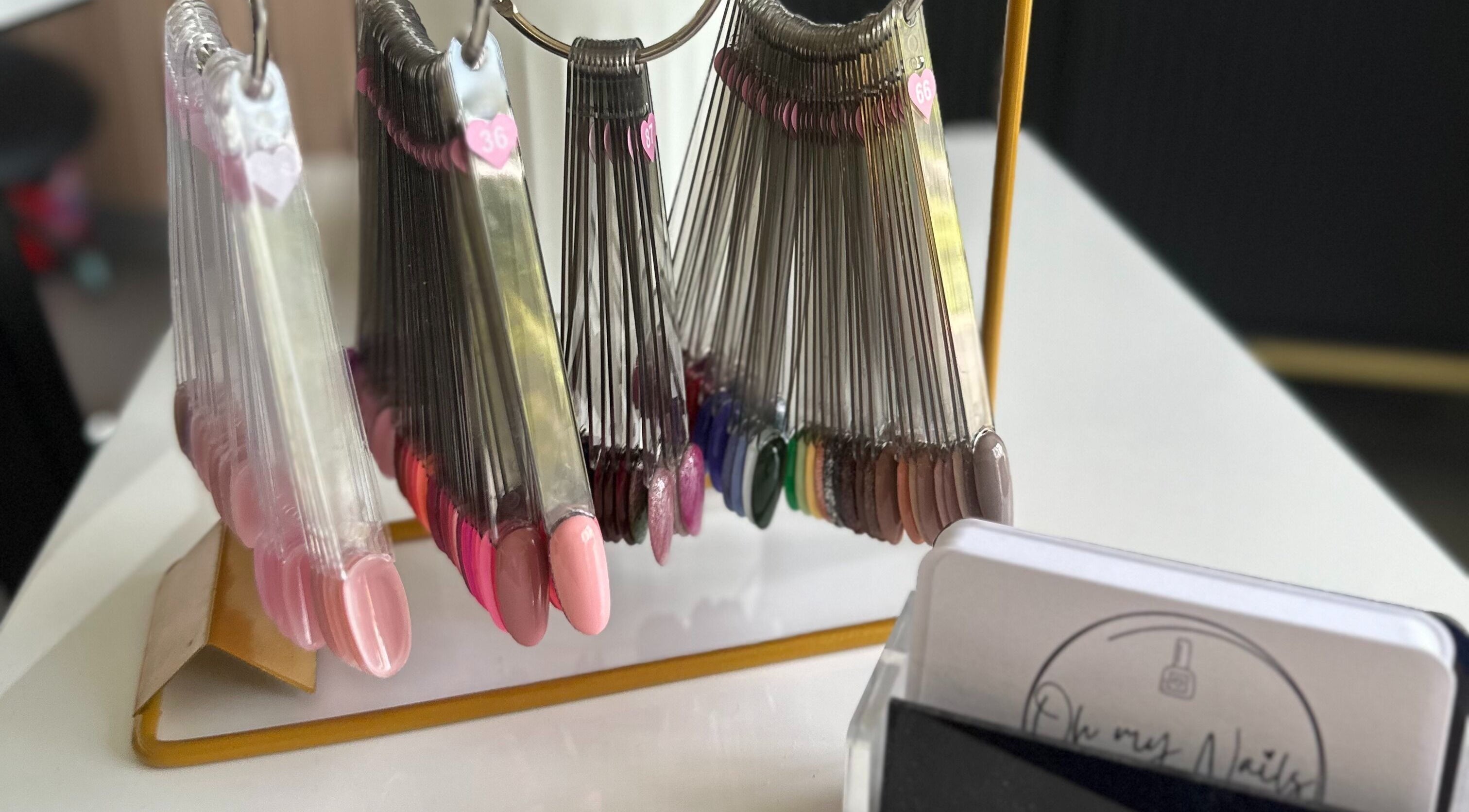 Kleurrijke nagelstalen bij Oh My Nails Studio, Maarssen, Utrecht, NL, voor perfecte manicures.