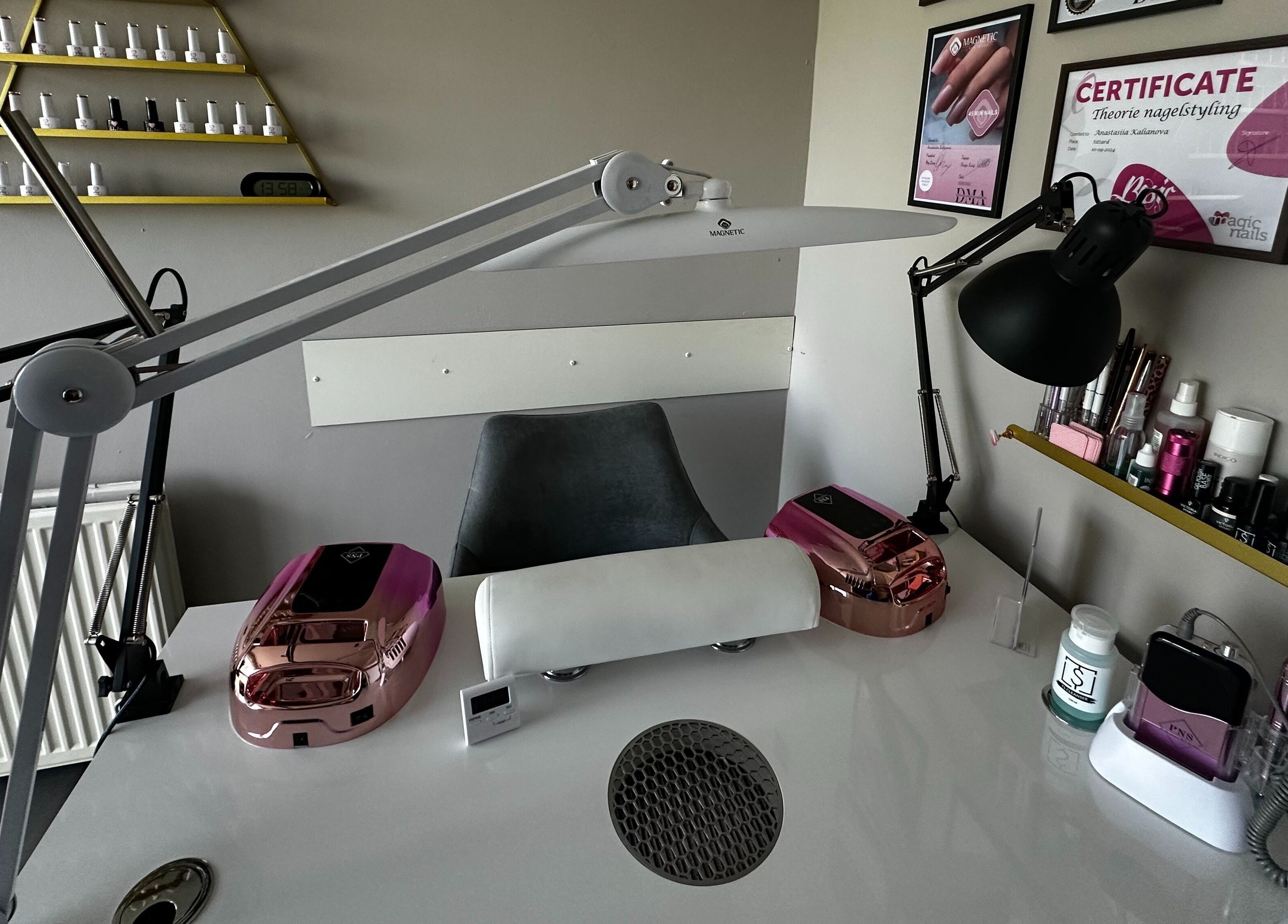 Professionele nageltafel bij Oh My Nails Studio, Maarssen, Utrecht, NL, met modern apparatuur.
