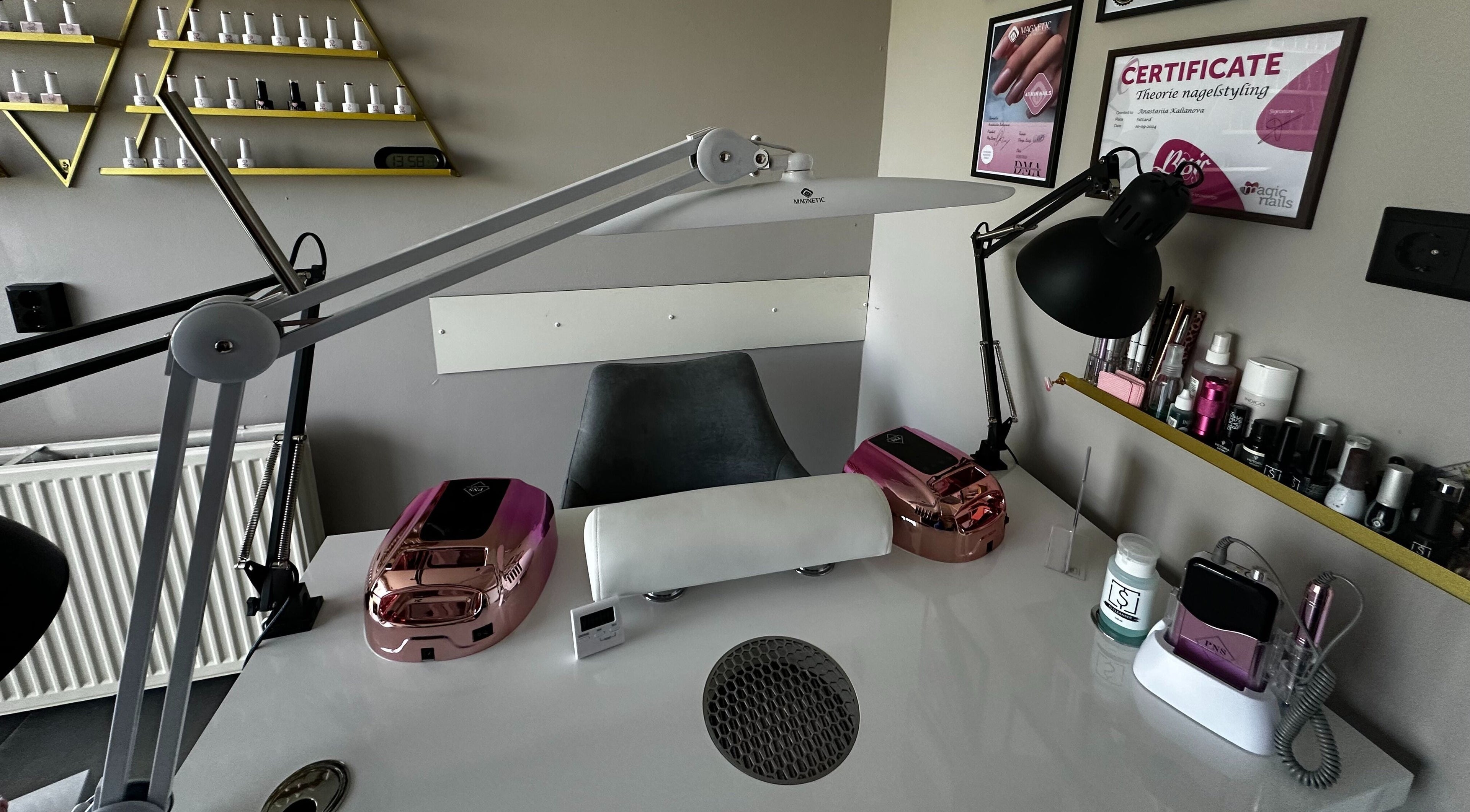 Professionele nageltafel bij Oh My Nails Studio, Maarssen, Utrecht, NL, met modern apparatuur.