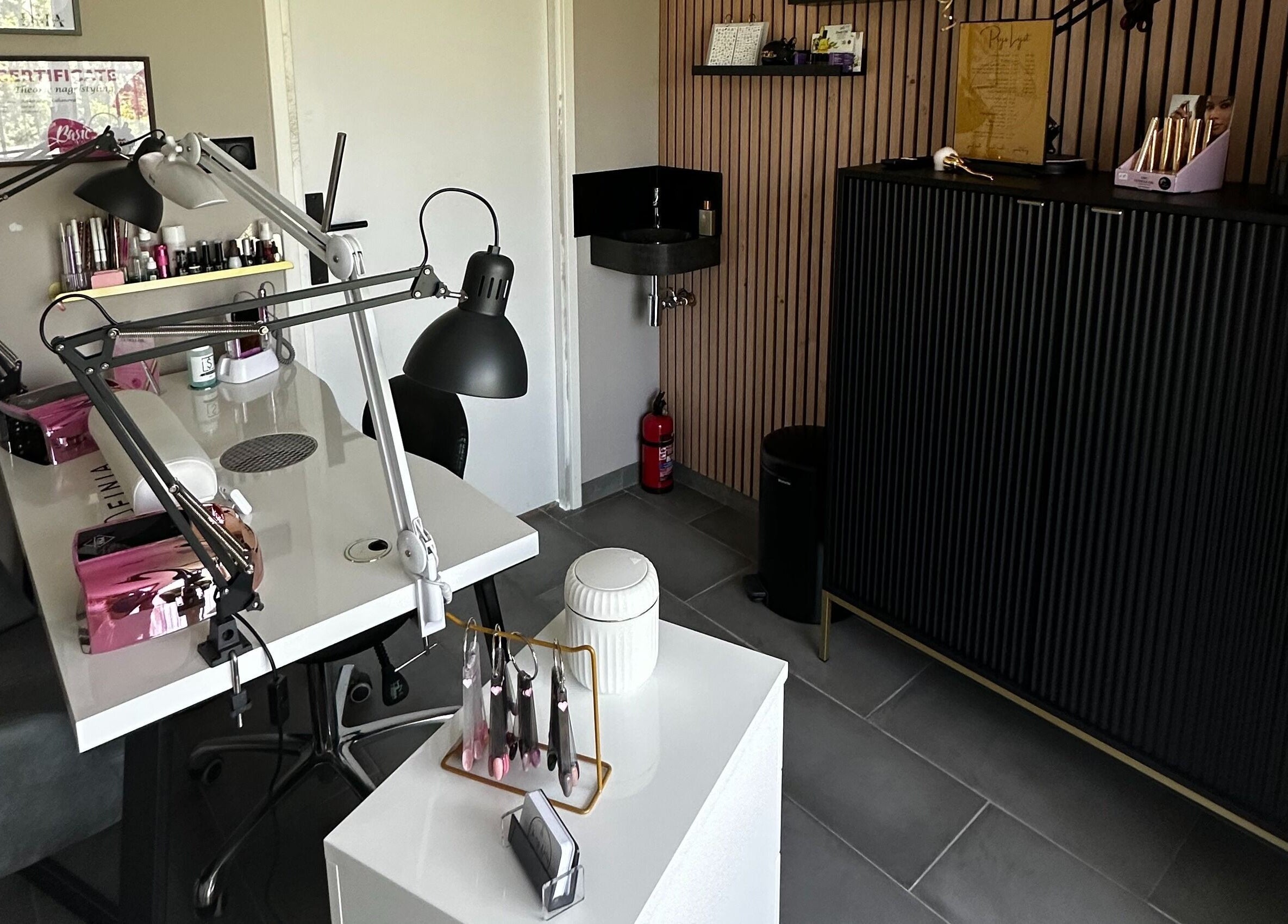 Moderne nagelstudiohoek bij Oh My Nails Studio in Maarssen, Utrecht, NL met luxe inrichting.