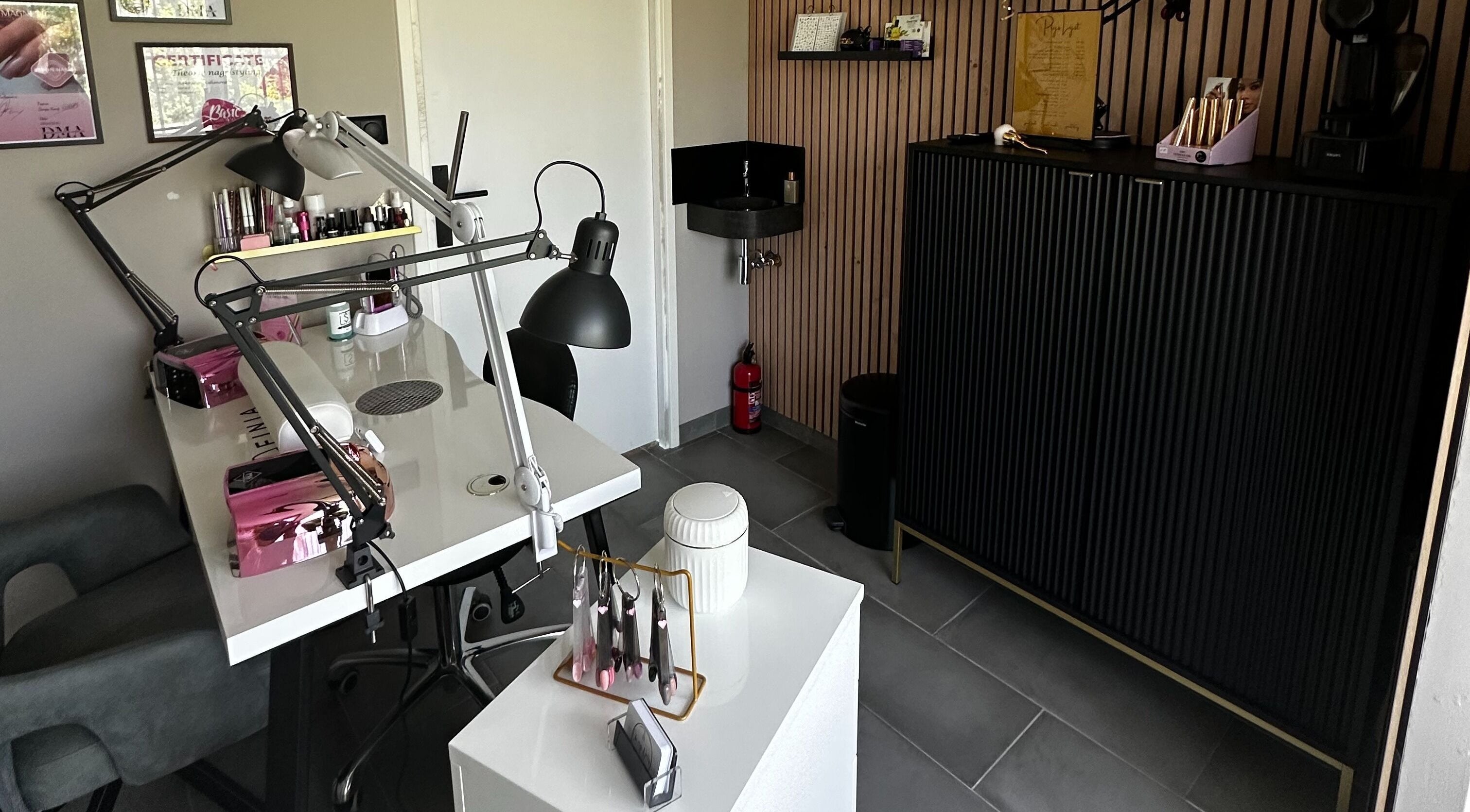 Moderne nagelstudiohoek bij Oh My Nails Studio in Maarssen, Utrecht, NL met luxe inrichting.
