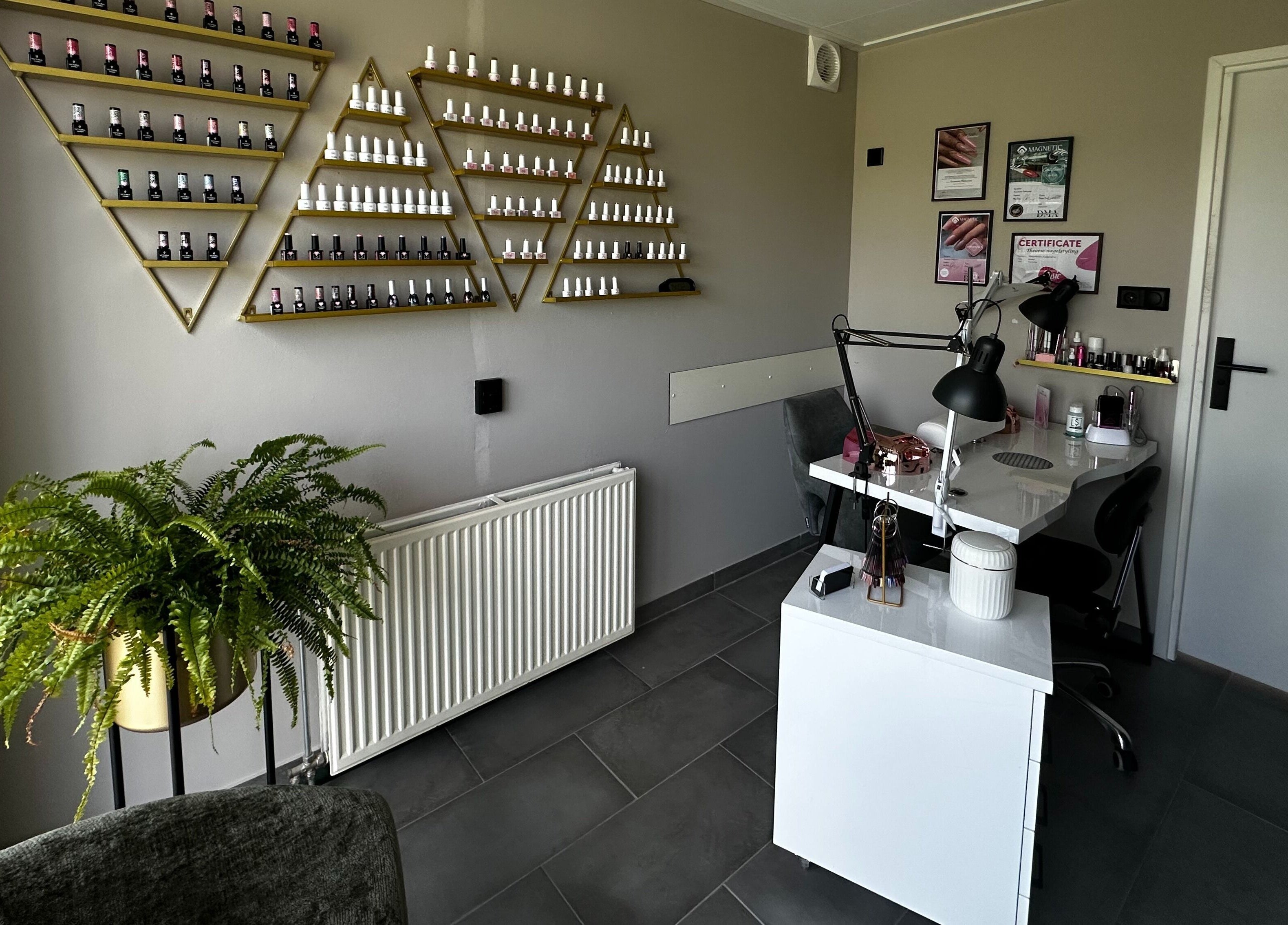 Stijlvolle nagelstudio bij Oh My Nails Studio, Maarssen, Utrecht, NL met moderne inrichting.