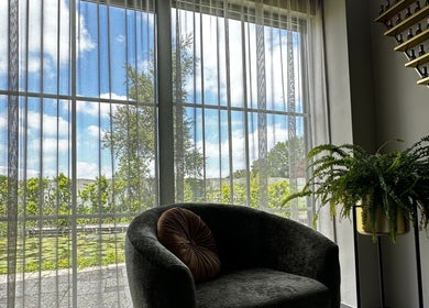 Luxe loungehoek bij Oh My Nails Studio, Maarssen, Utrecht, NL met groene plant en lichtinval.
