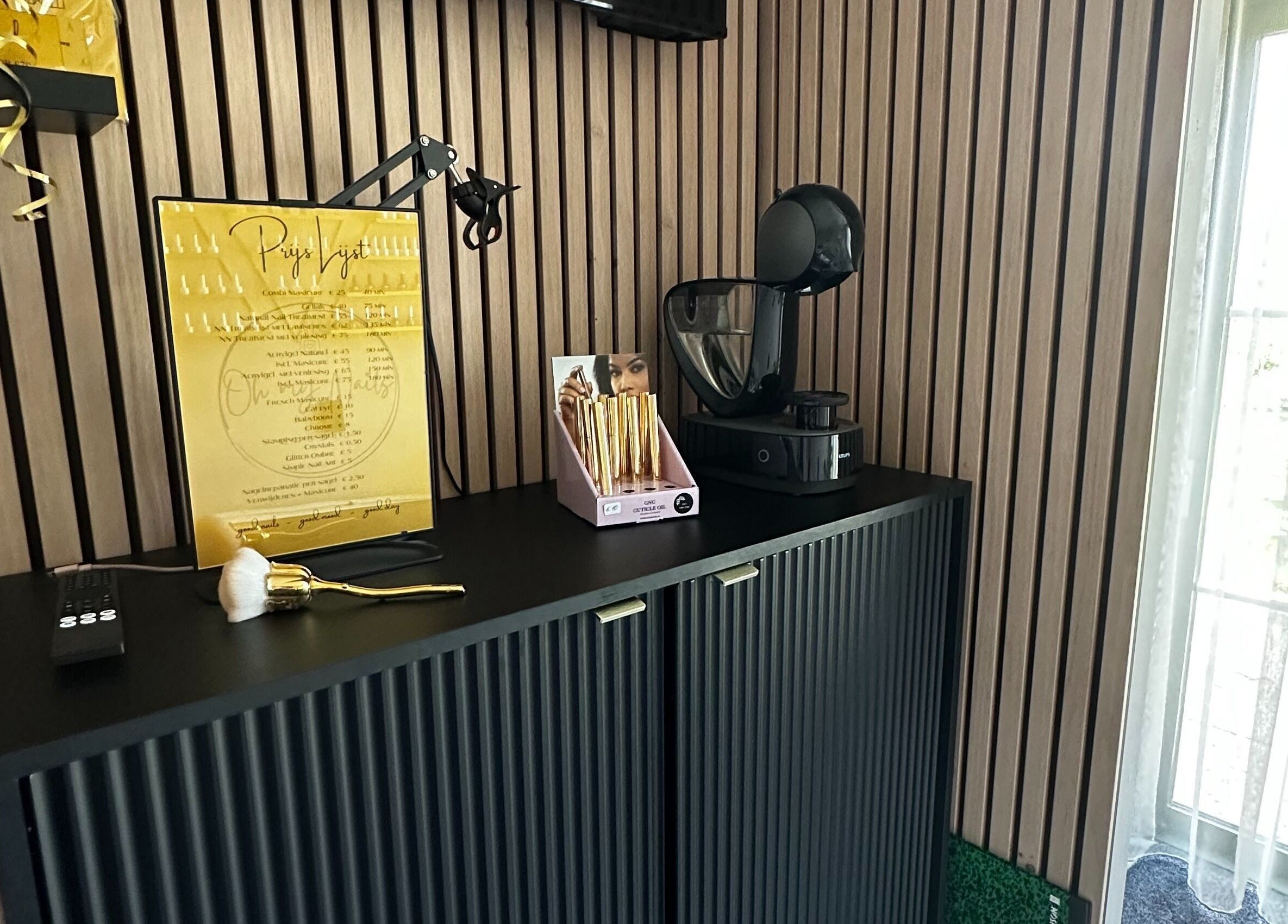 Binnenzicht Oh My Nails Studio in Maarssen, Utrecht met stijlvolle gouden decoraties en moderne apparatuur.