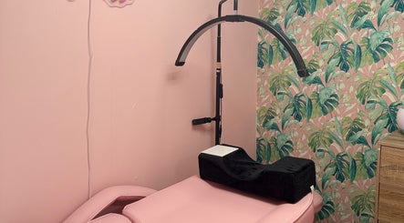 Relaxing lash treatment room at What the Fluff! Lashes & Brows, Nottingham, England, GB with pink decor and floral wallpaper.