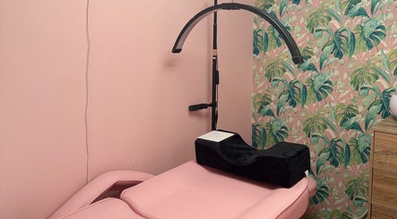 Cozy treatment room at What the Fluff! Lashes & Brows, Nottingham, England, GB with pink decor and floral wallpaper.