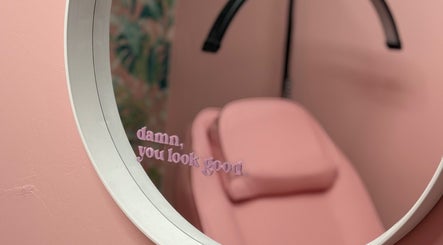 Stylish mirror at What the Fluff! Lashes & Brows, Nottingham, England, with pink decor and inspirational quote.