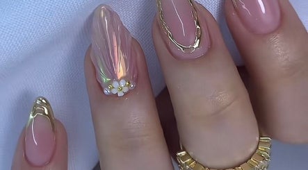 Manucure élégante à Inspire Positivity, Tahiti, Îles Du Vent, PF, avec vernis doré et design floral.