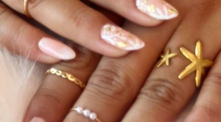 Manucure élégante et bagues dorées à Inspire Positivity, Tahiti, Îles Du Vent, PF.