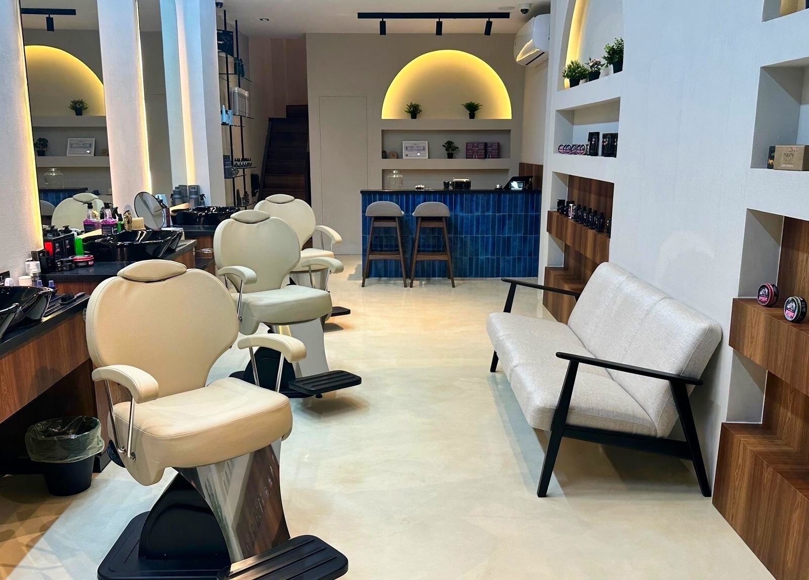 Stylish salon at Milli Trims, Saar, Al-muḥāfaẓat Aš-šamālīyah, BH with modern decor and comfortable seating.