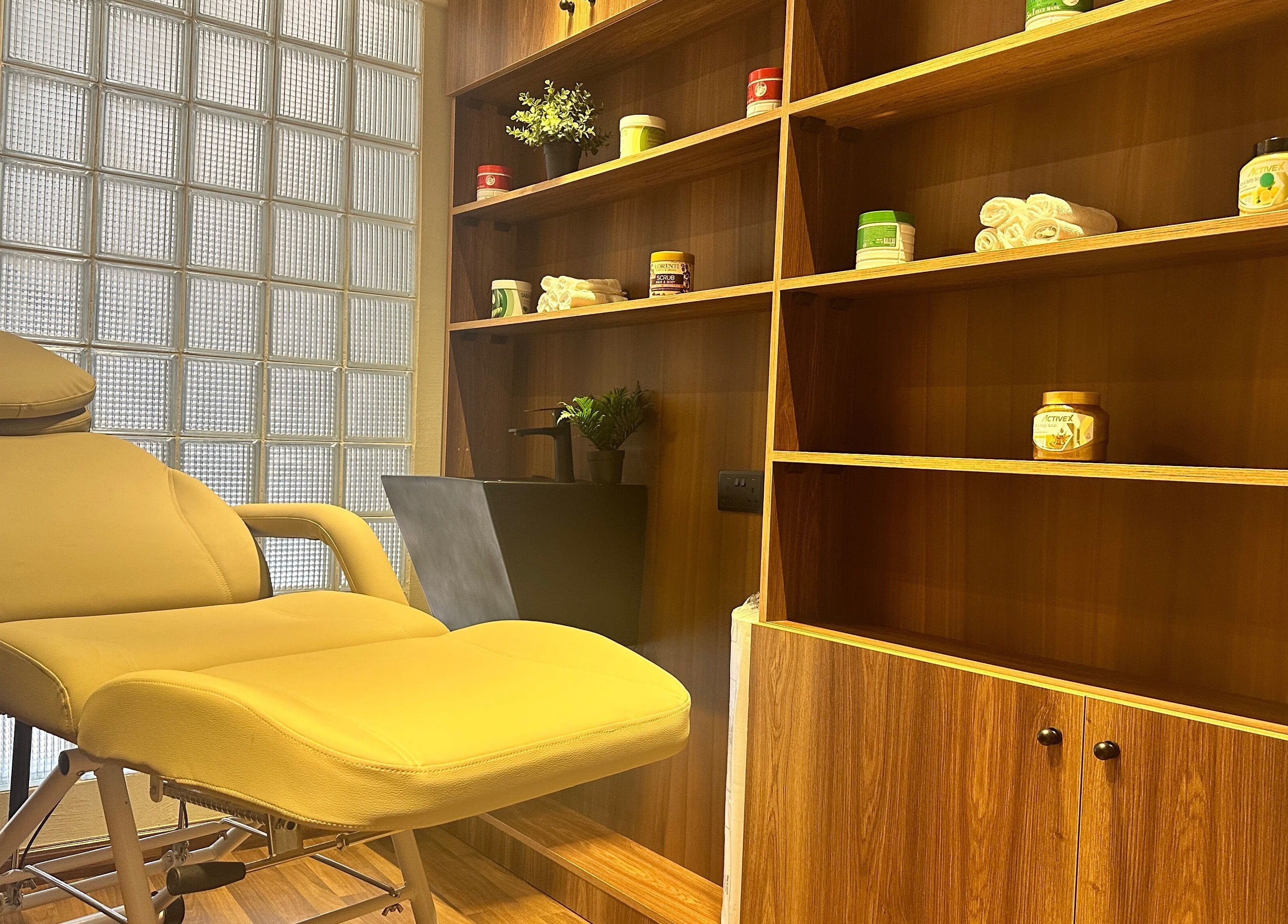 Cozy treatment room at Milli Trims, Saar, Al-muḥāfaẓat Aš-šamālīyah, BH with beige massage chair.