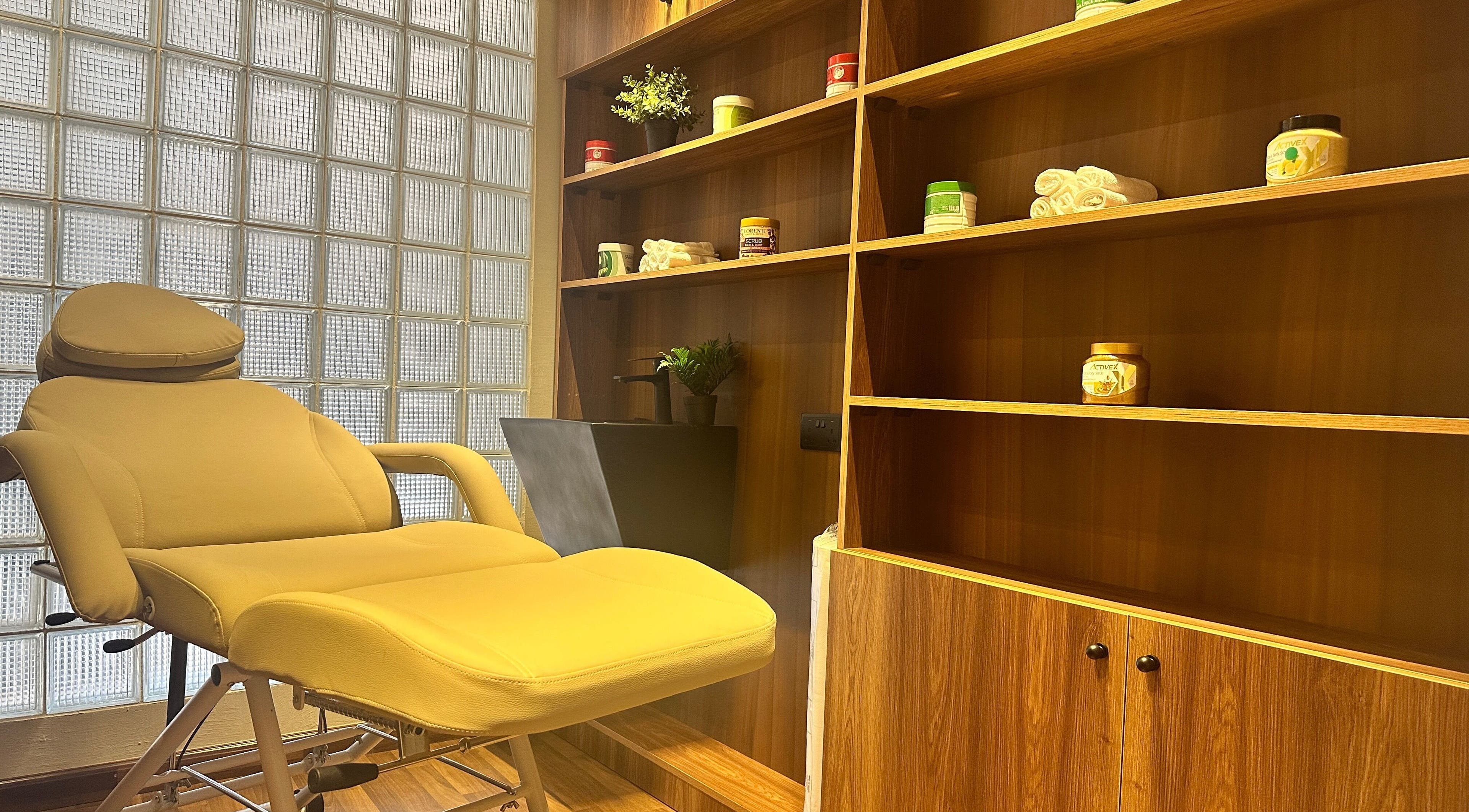 Cozy treatment room at Milli Trims, Saar, Al-muḥāfaẓat Aš-šamālīyah, BH with beige massage chair.