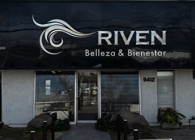 Fachada de Rivenglowskin - Kinemasvida en Vitacura, Región Metropolitana, CL, destacando su logo.