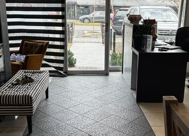 Entrada de Rivenglowskin - Kinemasvida en Vitacura, Región Metropolitana, CL, con elegante sala de espera.