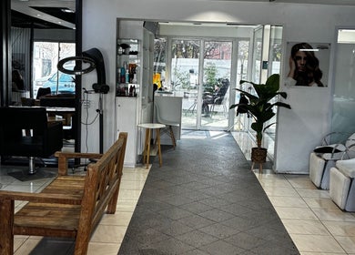 Interior de RivenGlow en Vitacura, Región Metropolitana, CL, mostrando diseño elegante y mobiliario moderno.
