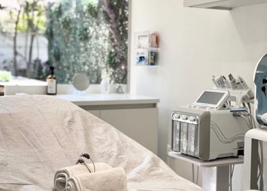 Sala de tratamiento en RivenGlow, Vitacura, Región Metropolitana, CL, equipada con tecnología de belleza avanzada.