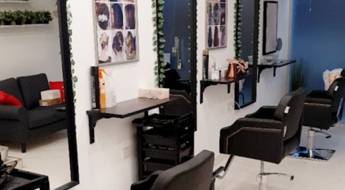 Modern salon chairs at Al Ghalia Salon in Tubli, Capital Governorate, BH with elegant mirrors and decor.