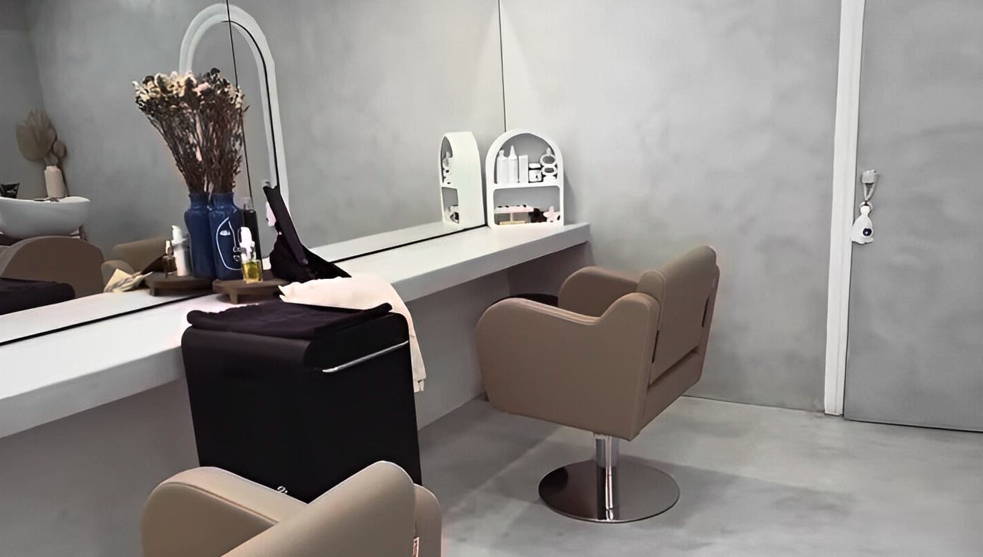 Intérieur moderne de Riviera Hairdresser à Grasse, Provence-alpes-côte D'azur, FR avec des fauteuils élégants.