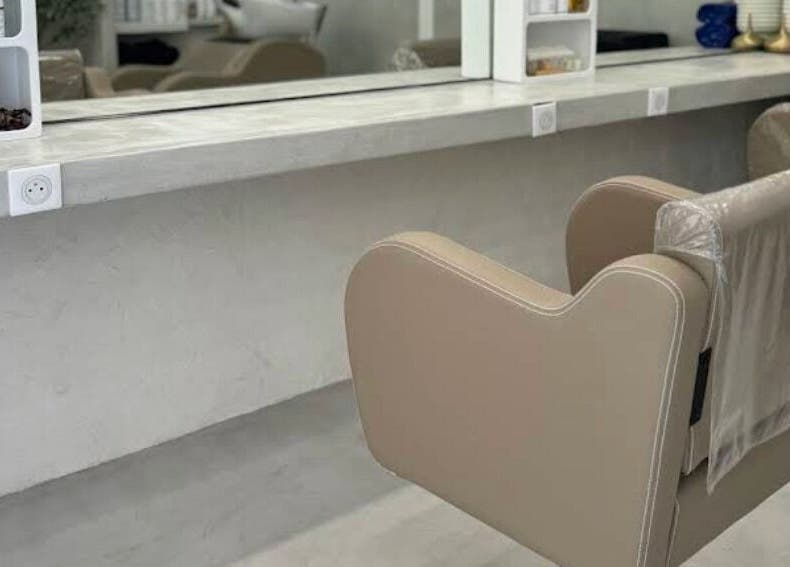 Intérieur moderne chez Riviera Hairdresser à Grasse, Provence-Alpes-Côte d'Azur, FR.