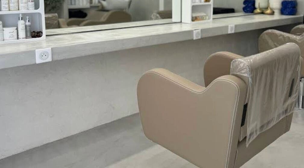 Intérieur moderne chez Riviera Hairdresser à Grasse, Provence-Alpes-Côte d'Azur, FR.