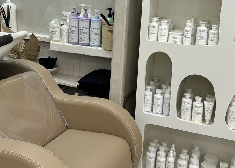 Fauteuil confortable chez Riviera Hairdresser à Grasse, Provence-alpes-côte D'azur, FR avec produits capillaires.