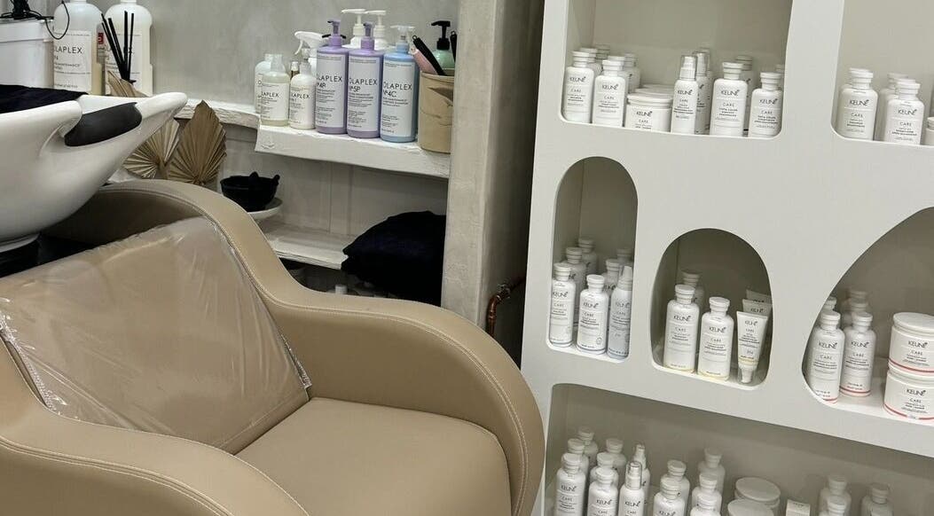 Fauteuil confortable chez Riviera Hairdresser à Grasse, Provence-alpes-côte D'azur, FR avec produits capillaires.