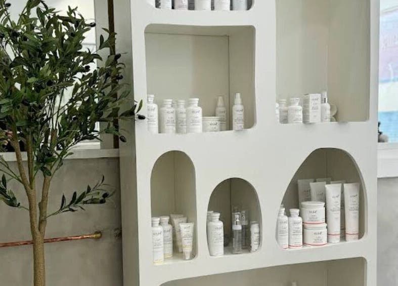 Produits de beauté sur étagère chez Riviera Hairdresser, Grasse, Provence-alpes-côte D'azur, FR.