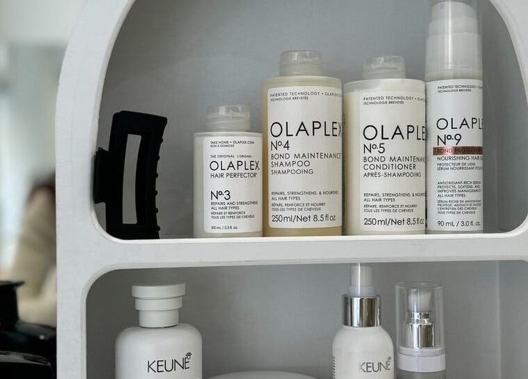 Produits Olaplex sur étagère au Riviera Hairdresser, Grasse, Provence-alpes-côte D'azur, FR.