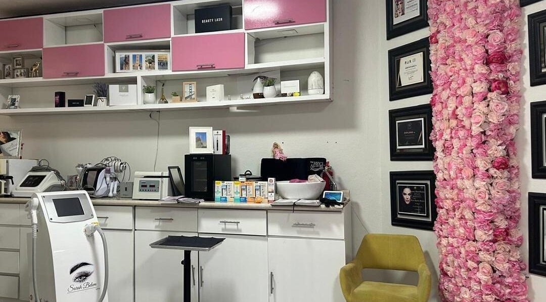 Interior moderno de Sarah Clinic Spa en San Diego, Estado De México, MX con decoraciones florales y equipo avanzado.