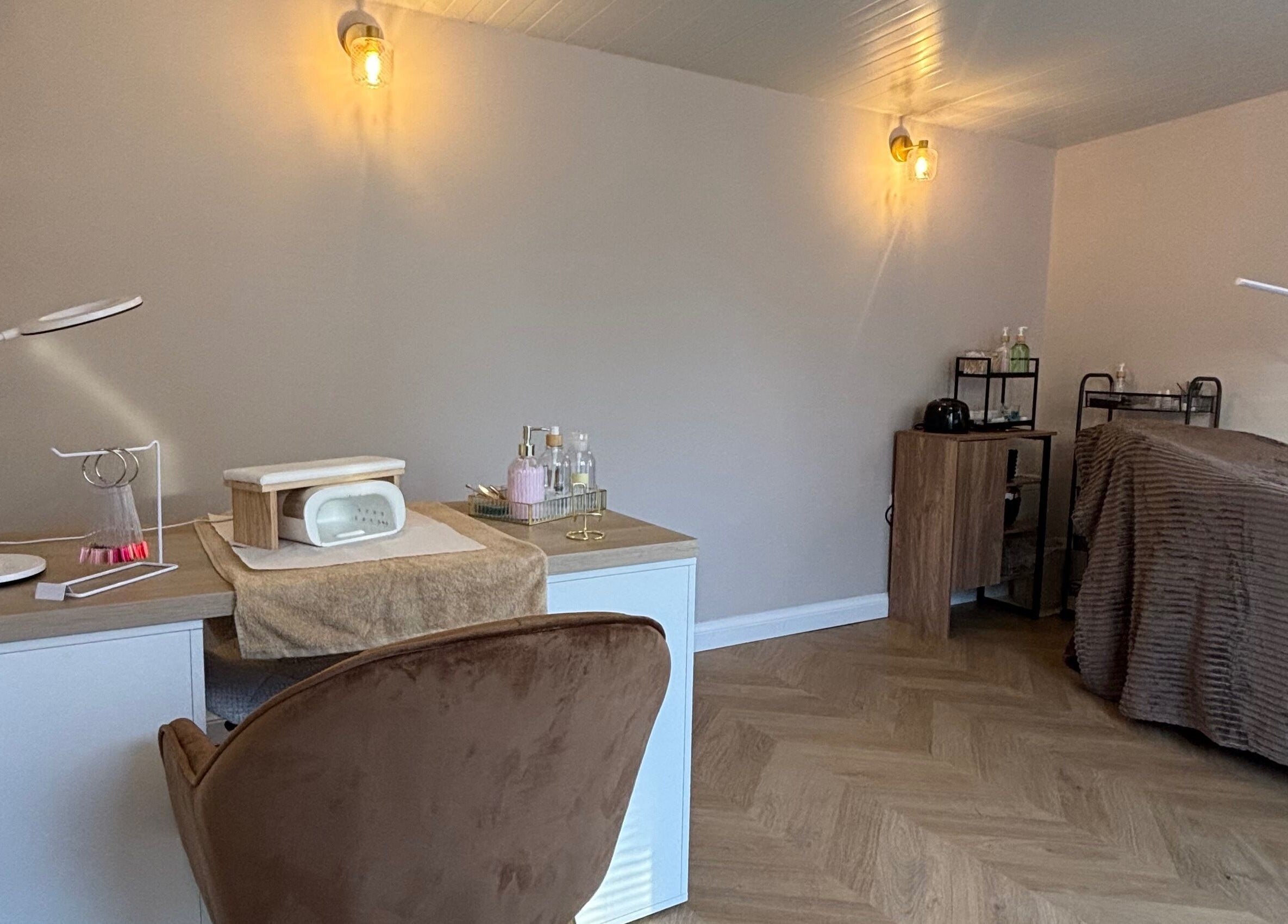 Glow Beauty by Lorna in Cleethorpes, England, GB, featuring a tranquil nail station and treatment bed.