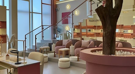 مساحة مريحة في صالون سيرين للتجميل، الدمام، المنطقة الشرقية، السعودية، تجمع بين الأناقة والراحة.