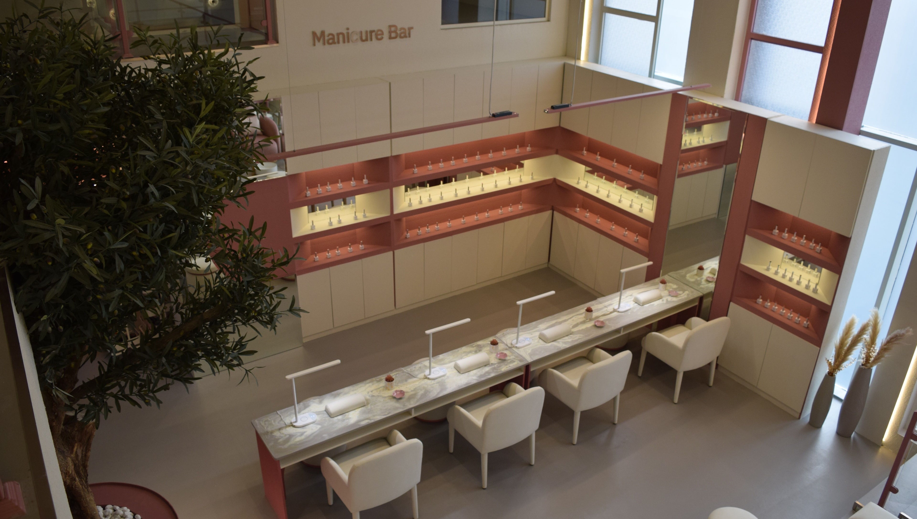 صورة شاملة لمكان جلسات المانيكير في صالون سيرين بيوتي، الدمام، المنطقة الشرقية، السعودية.