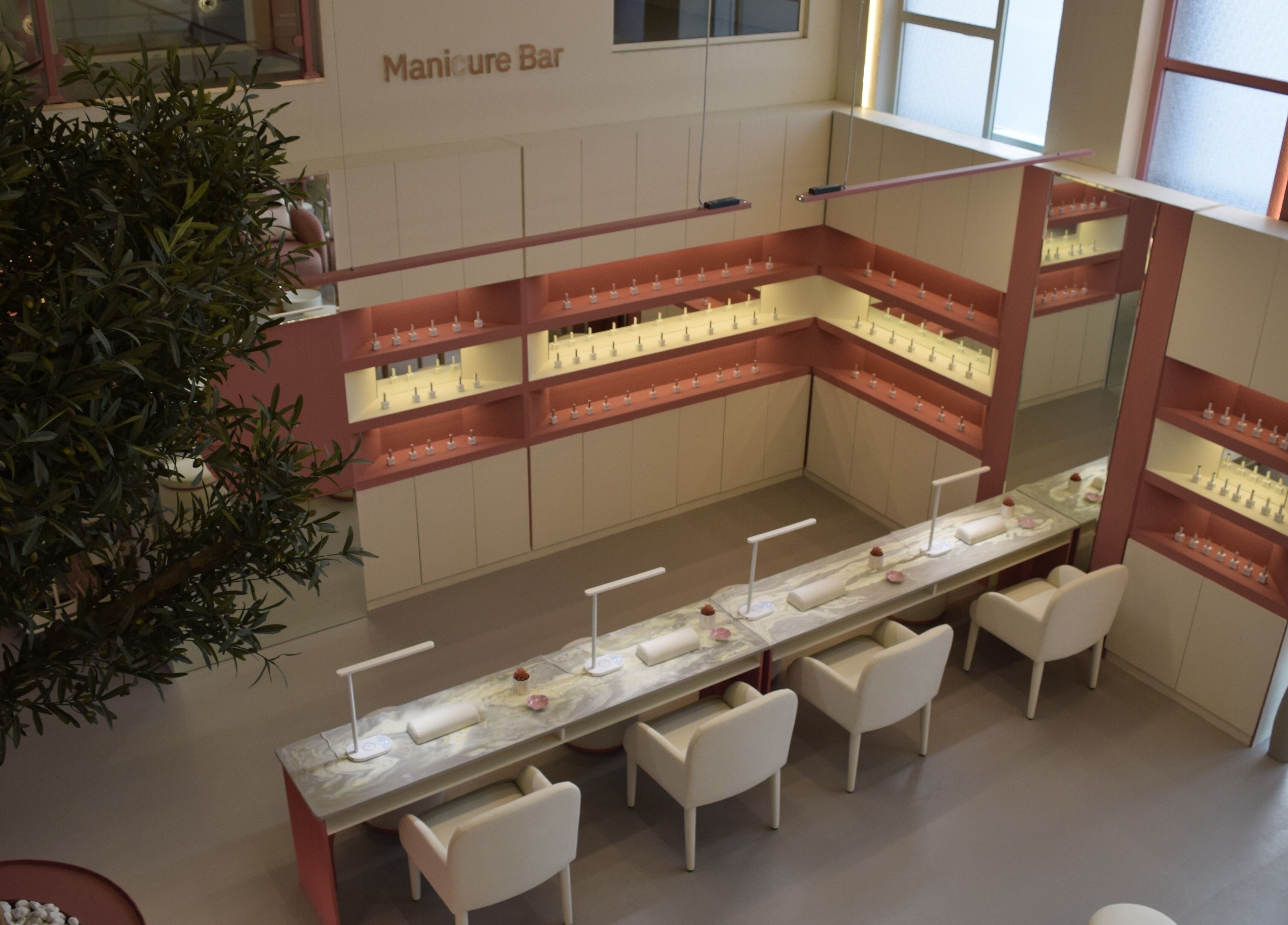 صورة شاملة لمكان جلسات المانيكير في صالون سيرين بيوتي، الدمام، المنطقة الشرقية، السعودية.
