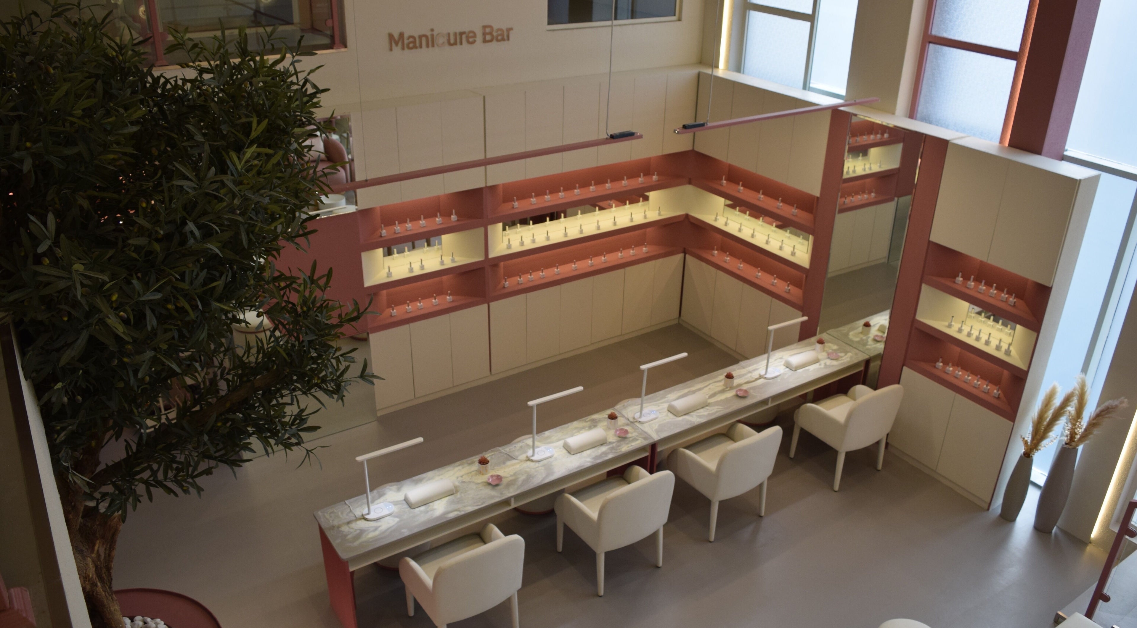 صورة شاملة لمكان جلسات المانيكير في صالون سيرين بيوتي، الدمام، المنطقة الشرقية، السعودية.